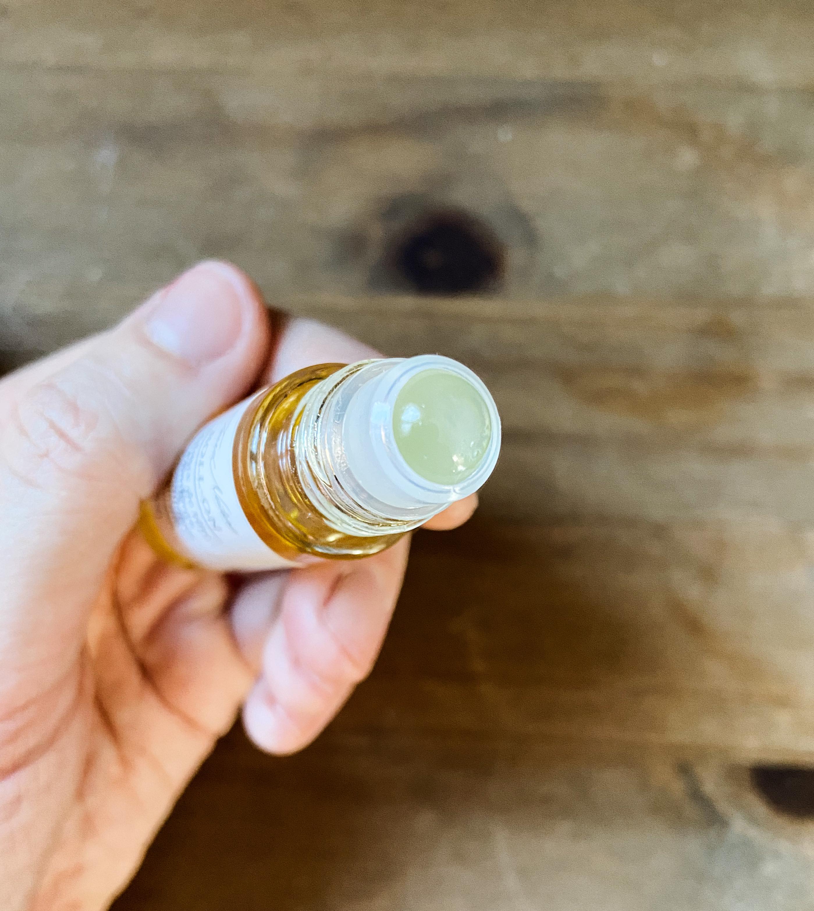 Roll-On fraîcheur aux huiles essentielles bio Maux de tête Le comptoire  Aroma pour un massage express local
