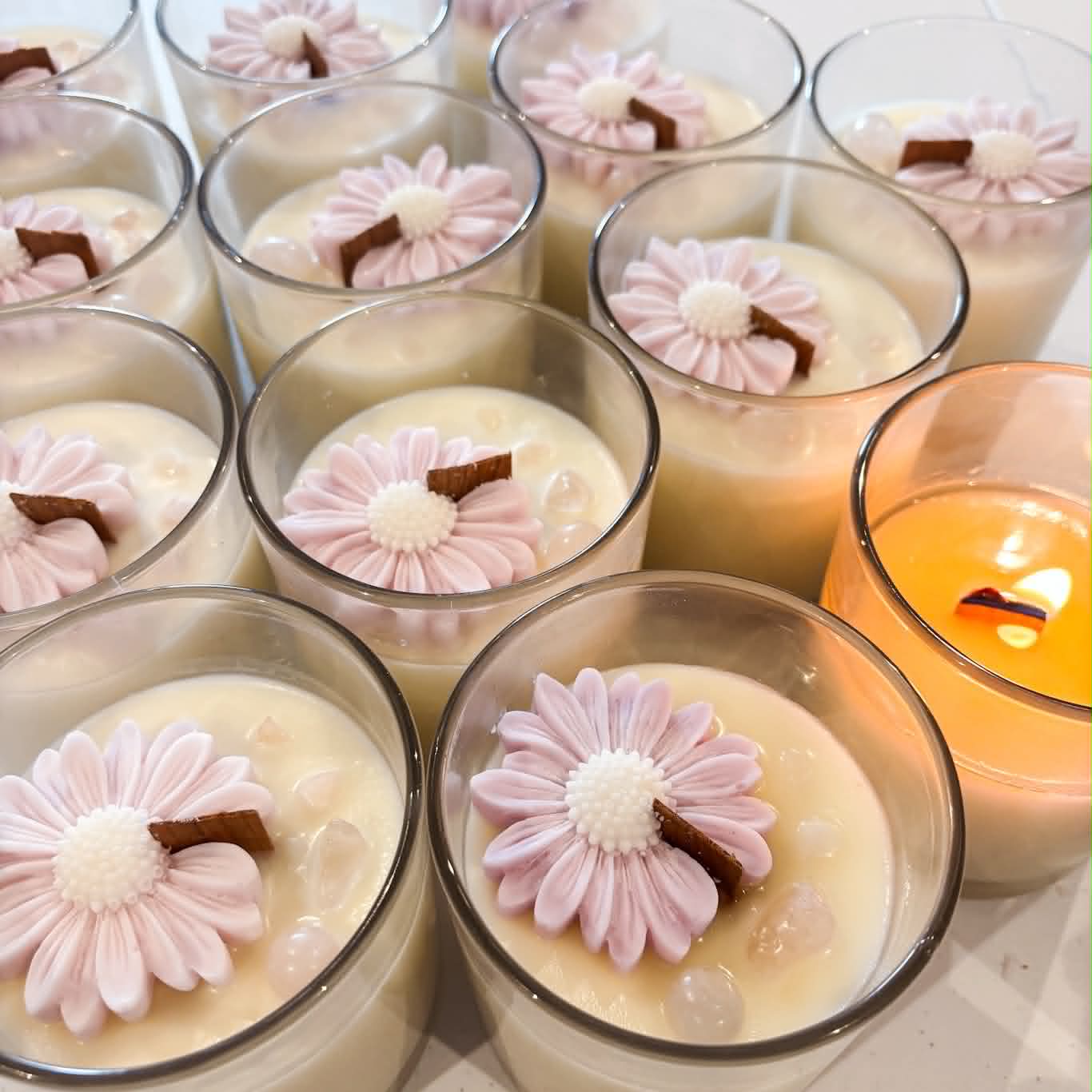 ÉCLORE Signature Candle - Bergamot, Mandarin, Eucalyptus & Rose Quartz